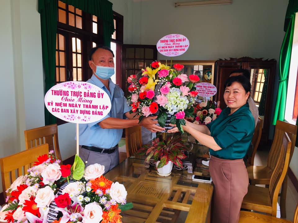 Thườn trực Đảng uỷ phường Hoài Hương tặng hoa chúc mừng