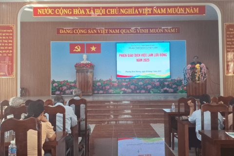 Trung tâm giới thiệu việc làm tỉnh Bình Định tổ chức phiên giao dịch việc làm lưu động tại phường Hoài Hương.